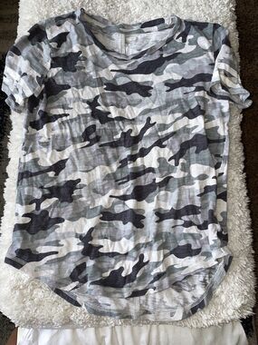 Old Navy Girls Sz. 14 Gray Camo Design Tee. Roomy, Comfortable